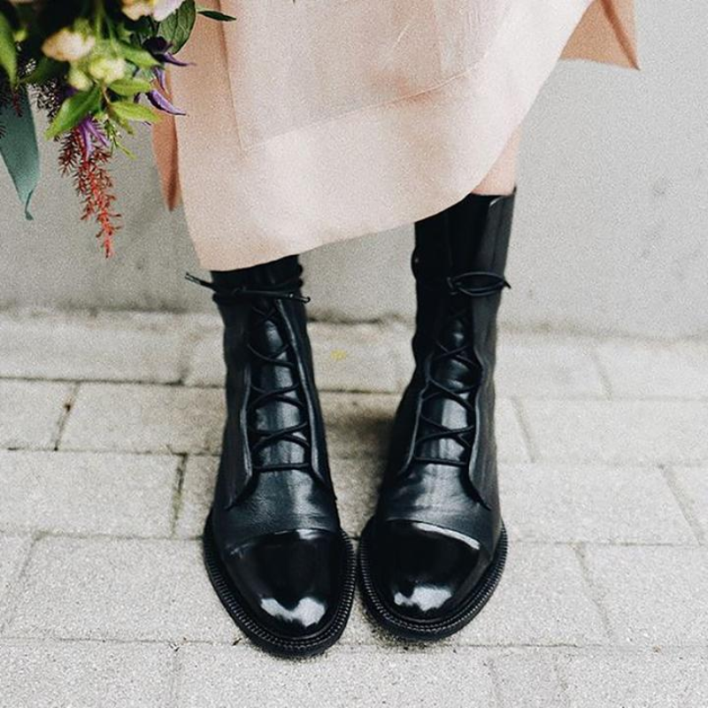 damen-schwarz-stiefel​-flach 
